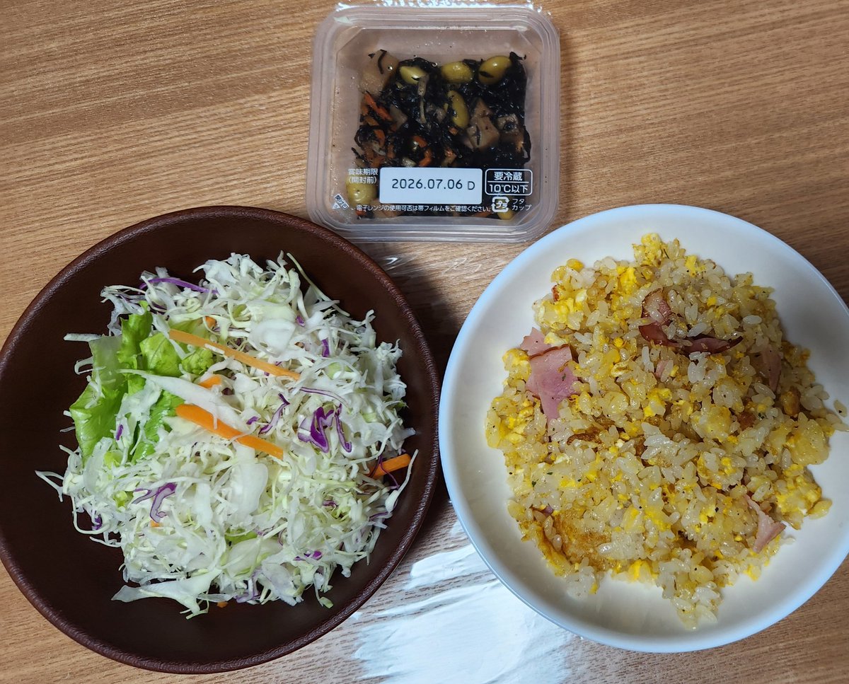 __f_laylax_7__'s tweet photo. ①チャーハン　卵ベーコン鳥がらスープ
②鮭　惣菜のアジフライ
③豚こまピーマンもやし　ほりにし
④SBのマスタードチキン https://t.co/KdgVHew0f5