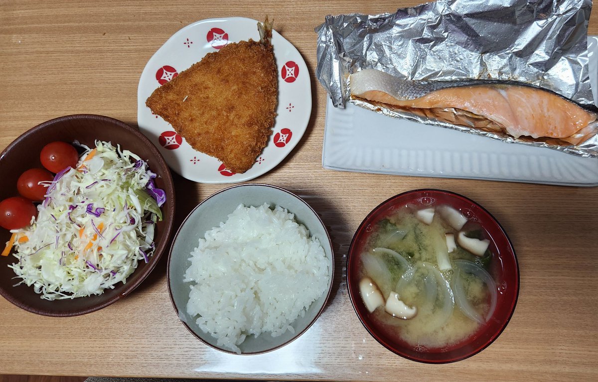 __f_laylax_7__'s tweet photo. ①チャーハン　卵ベーコン鳥がらスープ
②鮭　惣菜のアジフライ
③豚こまピーマンもやし　ほりにし
④SBのマスタードチキン https://t.co/KdgVHew0f5