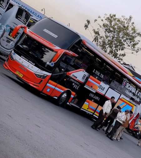kendedesp36's tweet photo. kenapa ya gw kalo ngeliat bus gitu senyum senyum sendiri jir seneng gitu.. ada ga sih penjelasan ilmiahnya org yg kek gini https://t.co/uMTjt1nmkg