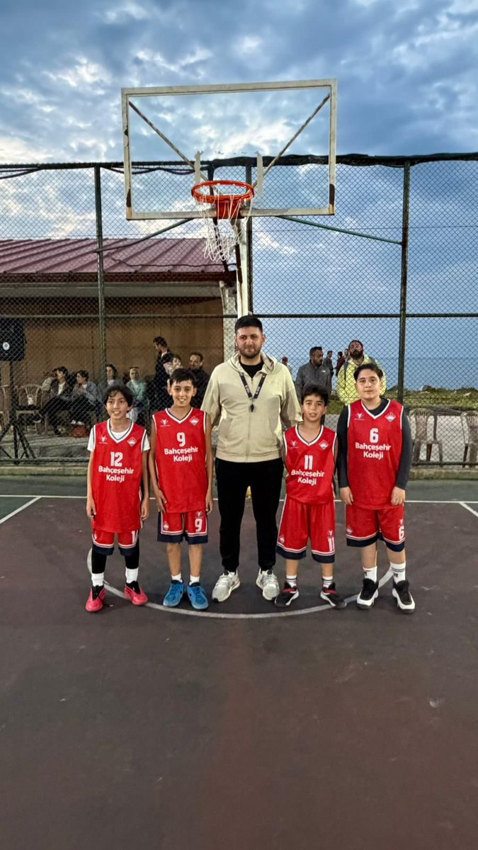 Rize_BK's tweet photo. 🏀🥈 GURUR DOLU BİR BAŞARI! 🥈🏀

RİBEGEM 3x3 Basketbol Turnuvası’nda sahaya yüreğini koyan Küçük Erkekler Basketbol Takımımız, il https://t.co/16sno14ule olarak bizlere tarifsiz bir gurur yaşattı! 👏🔥

Sadece sonuç değil; mücadele, azim ve takım ruhu kazandı bugün… 💪🏀

Ayrıca turnuvada son 8 takım arasına girerek önemli bir başarıya imza atan Minik Erkekler Takımımızı da alkışlıyoruz! 👏✨

Sahada ter döken tüm sporcularımıza, emekleriyle bu başarıyı mümkün kılan antrenörlerimize ve her zaman yanımızda olan kıymetli ailelerimize sonsuz teşekkürler. ❤️

Bu daha başlangıç…
Nice zaferlere birlikte! 🚀🌟

@koccozlem @ozgeeasln @azizsonkaya
@GokcemTaser