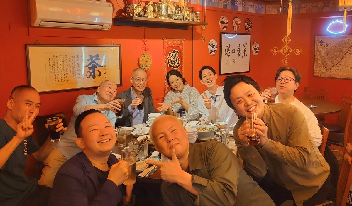 koen6330's tweet photo. 池袋演芸場、夜席千秋楽のトリは「アクアの男」🐟🐋🪼🫍🐠で跳ねました。
とってもハイレスポンスな客席で気持ちよく高座を勤められました。
何度もお越しくださったお客様、残念ながら来られなかったお客様にも感謝！
打上は後輩が来てワイワイ！嬉しいね。寄席芸人は最高！
#落語　#小ゑん　#水族館 https://t.co/1dpSVE3TR6