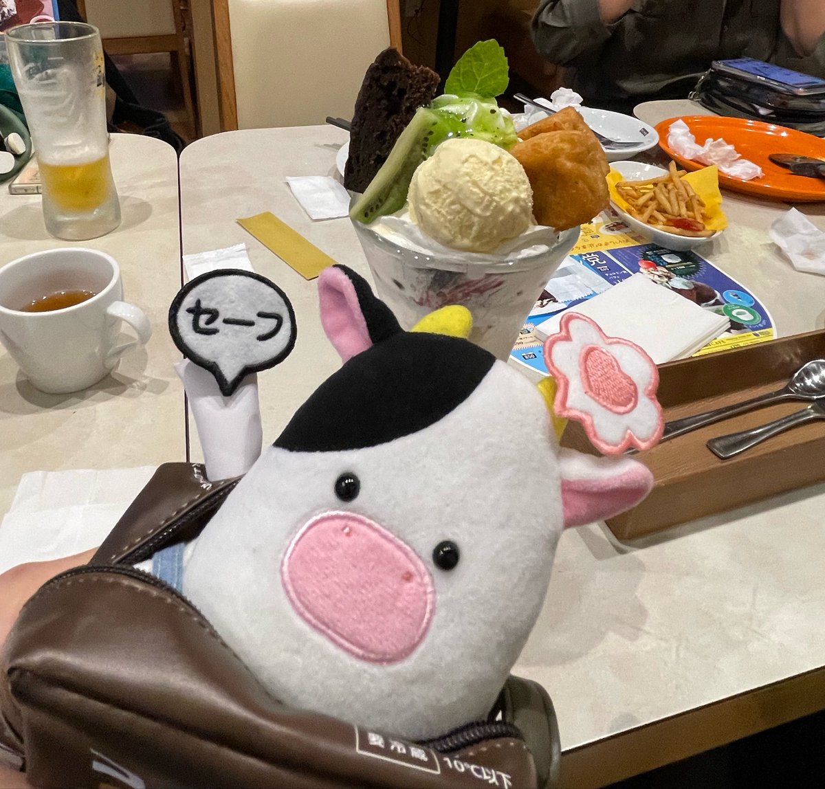 essoaob's tweet photo. 🐮ウシチェック‼️
ハンバーグ？合い挽き...
大体、
🐷:🐮
  7 : 3
🐷が勝ち‼️
セーフ✨

パフェにはたくさんの乳製品‼️
肉じゃない‼️セーフ✨ https://t.co/H8i9Hpd4Qc