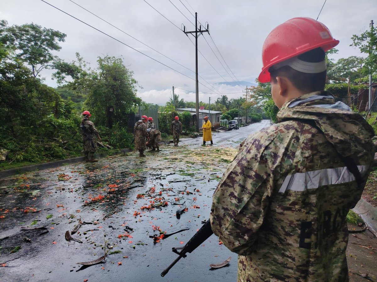FUERZARMADASV's tweet photo. Junto a otras instituciones de primera respuesta, removimos un árbol caído que obstruía el paso vehicular sobre la carretera hacia Ciudad Arce, a la altura del cantón Minas de Plomo, San Juan Opico, La Libertad Centro, restableciendo la circulación y contribuyendo a la seguridad de quienes transitan por la zona.