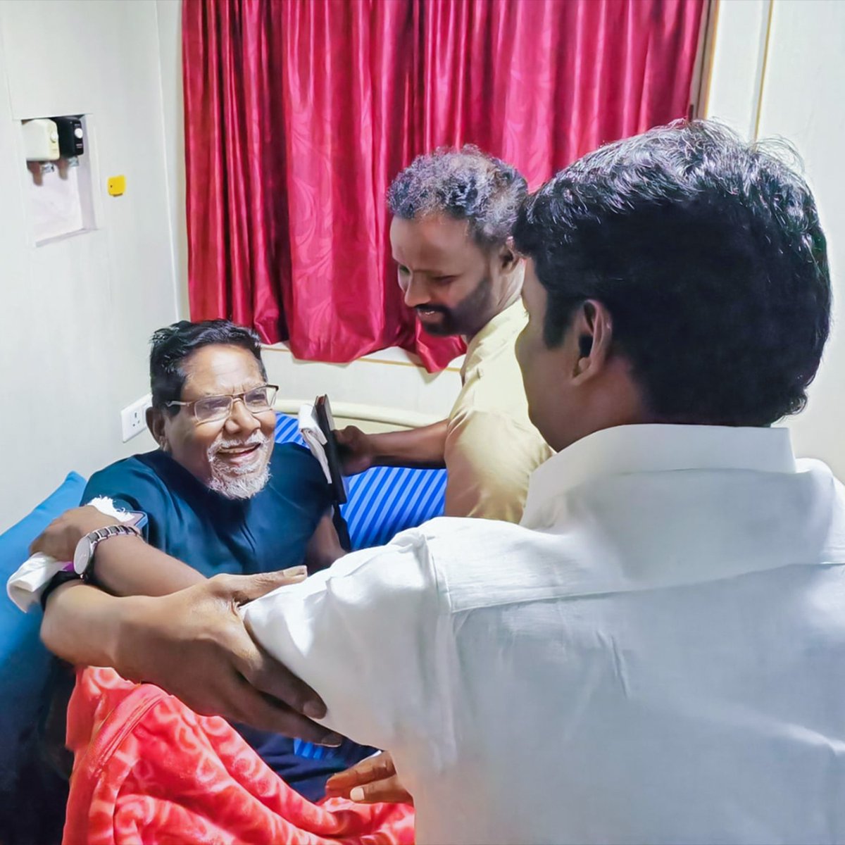 Vijayabaskarofl's tweet photo. ஸ்டுடியோவில் சிறைபட்டிருந்த சினிமாவை 
கிராமத்து வயல்வெளிகளில் 
உலவ விட்டு தமிழ்த் திரையுலகின் தடத்தை மாற்றியமைத்த 
மகத்தான ஆளுமை! 

மண்ணின் வாசத்தையும், 
மக்களின் வட்டார மொழியையும் 
கரடு மேடுகளையும் 
கள்ளிக் காடுகளையும், 
அரிதாரம் பூசாத அசல் முகங்களையும் அழகழகாய் படம் பிடித்த அற்புதக் கலைஞன்!

தமிழ் இரசிகர்களின் இதயங்களை
ரனமாக்கி திரும்பாத ஊர் சென்ற இயக்குநர் இமயம் #பாரதிராஜா அவர்களின் புகழ் உடலுக்கு மலரஞ்சலி செலுத்தி அவரது பிரிவால் வாடும் குடும்பத்தாருக்கு ஆறுதல் தெரிவித்தேன்! 🙏🏿

#RIP