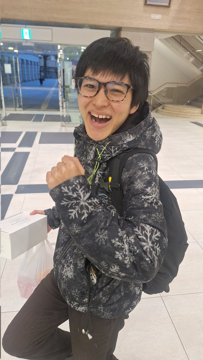 kobarekishi's tweet photo. 今日は偶然じなんぼ～いずシギハラさんとぬでに会った。シギハラさんは俺が呼び止めた事で遅刻が確定してた。
ぬでは｢最近歩くの好きなんですよ～｣と言いながら歩くマイムを見せてきた。 https://t.co/tSOjBgUKIP