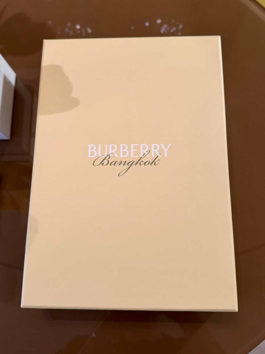 senjuKqnnonXD's tweet photo. BURBERRY in Bangkok #burberry https://t.co/ZPuDAcfI28