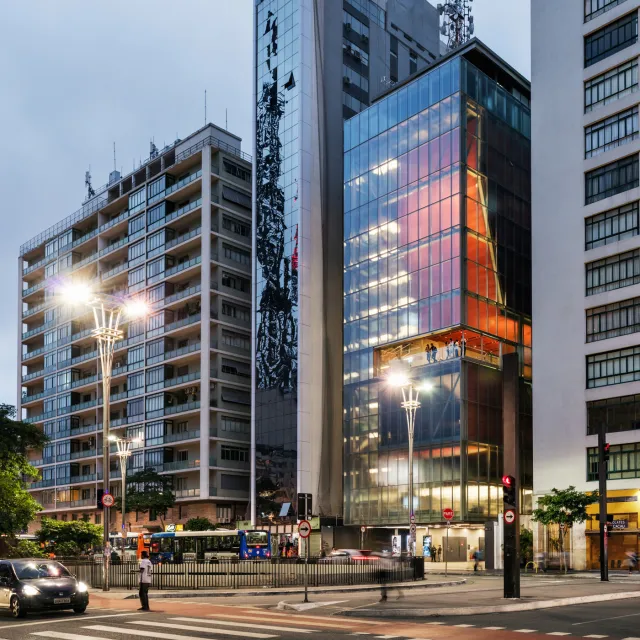 matheuscarvalhx's tweet photo. Será que os "você praça acho graça, você prédio acho tédio" também caíram em cima do IMS na época chamando de só mais um prédio contemporâneo envidraçado sem graça na Paulista? https://t.co/u03BSs2TtU