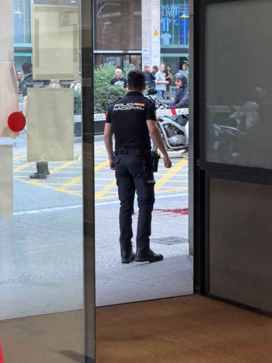 Cristi_latin's tweet photo. Tiro en la cabeza.
Ejecutado.
A plena luz del día. 
Delante de la comisaría de policía. 

¡Pero tranquilos! 
No gobierna la ultraderecha. https://t.co/i8vDJXE4CE