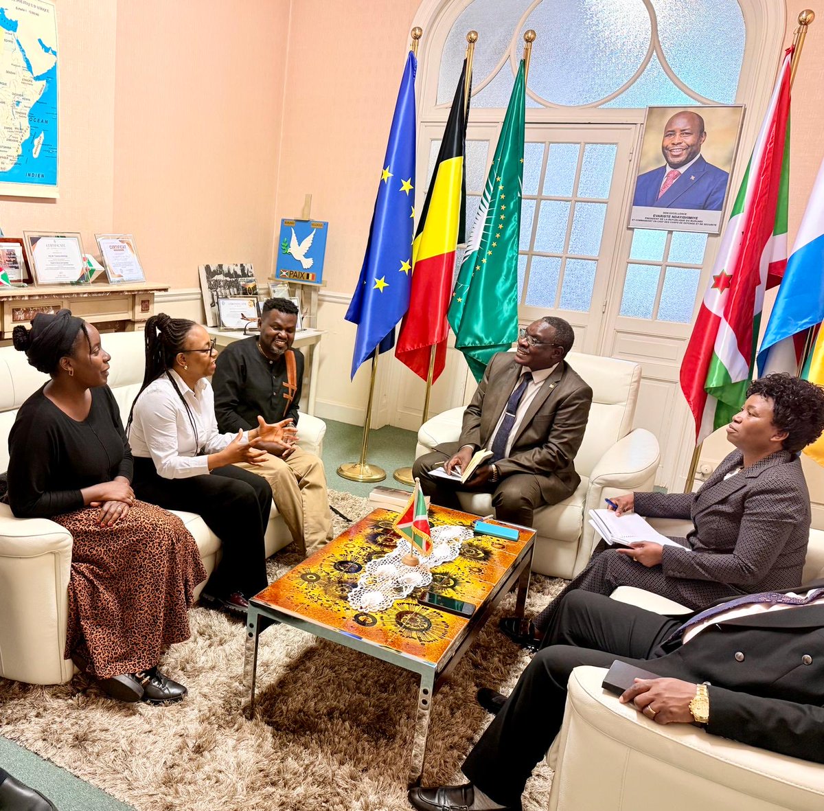 NtahirajaThren1's tweet photo. Mes sincères félicitations au belgo-burundais B. Claude NTAHUGA, pour avoir effectué une visite à l’Ambassade de #Burundi à Bruxelles, en vue de nous présenter son nouveau Roman intitulé « LE CHANT DES RIVES ».

La phrase principale de l’auteur B. Claude NTAHUGA est: « On m’a toujours demandé de choisir entre deux rives. J’ai décidé d’être le Fleuve ». C’est très profond ! Ce roman est écrit en français et en néerlandais. Ce qui lui revêt un caractère équilibré de communication adapté à la #Belgique 

Il s’agit s’agit d’un récit haletant d’une quête intime menée au bord du gouffre dans lequel l’auteur remonte le cours d’une existence façonnée par les fractures de l’Afrique des Grands-Lacs. Vive les écrivains ✍️ burundais !@NtareHouse @BurundiGov @MAEBurundi @DIASPORANDUNDI @BURUNDIDIASPOR1 @ntahuga