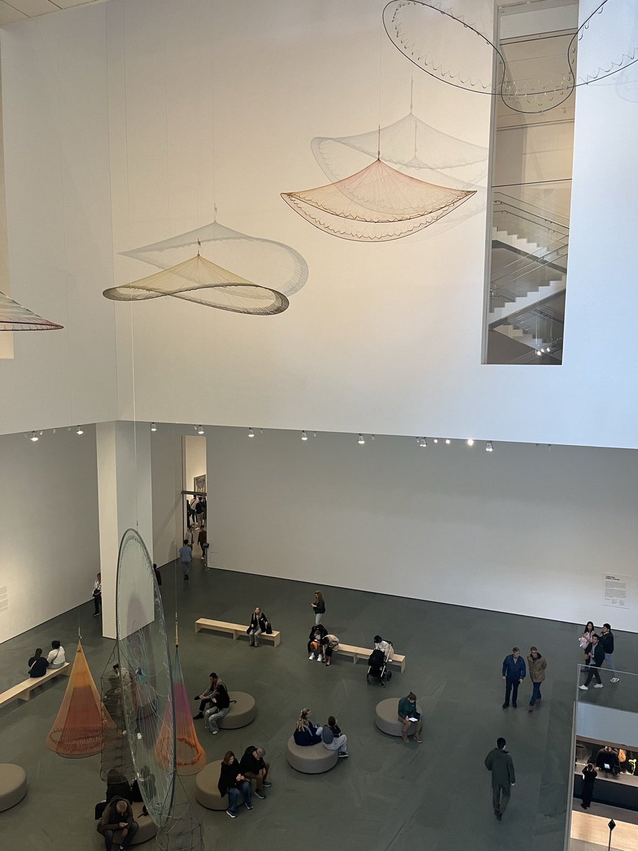 lemonadesplashi's tweet photo. MOMA, New York City หนึ่งในเมืองโปรดของเราเอง ห้อง monet สวยมากกก แถมมี The Klimt กับ starry night อีก <3 https://t.co/44U0rRU24g