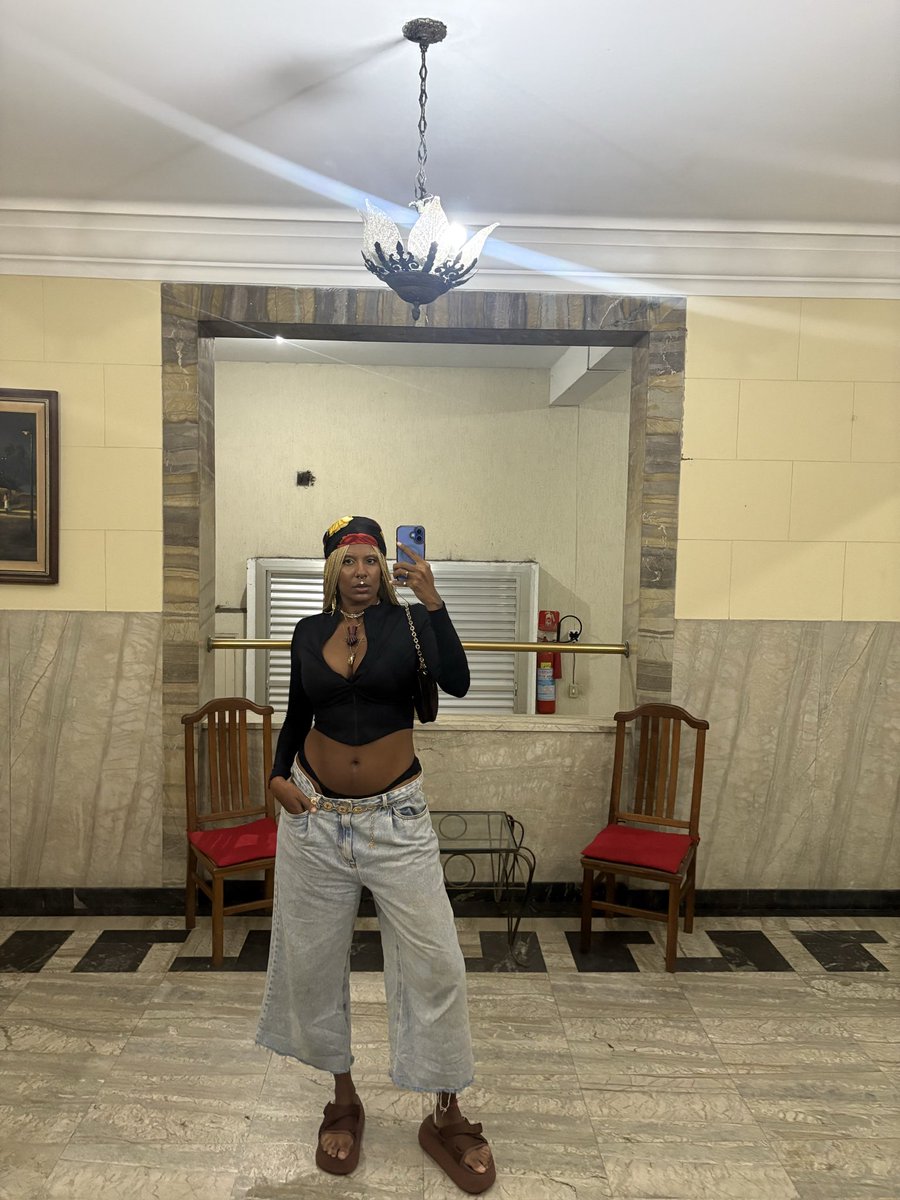 jujubadeleao_'s tweet photo. Aparentemente as pessoas ficaram GAG com a minha altura. Sim sou uma diva monumental perto das meras pessoas e que adora usar tamanca para ficar com quase dois metros. https://t.co/OIibbPvXd2