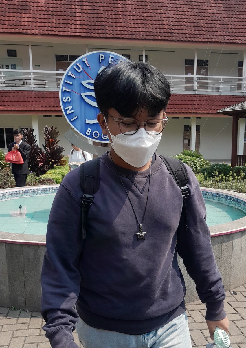 hillauui's tweet photo. kemarin habiss main dari ipb🫶🏻. jujur masih ga nyangka kalo bakal lolos ipb lewat jalur snbp, kirain gabakal lolos, bahkan tiap belajar utbk rasanya mau nangiss:( GMN GK NANGIS, h-2 bulan masih sibuk organisasi?! tp ternyata perjuangan 3 tahun ini dibales dgn lolos snbp💙🥺 https://t.co/KOLBI6HCpA