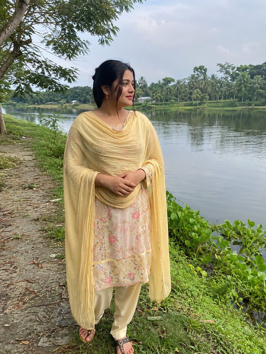 Sathi644's tweet photo. “পৃথিবীতে আমার আপন বলতে আজ সত্যিই কেউ নেই… 😅💔
একটা ভাঙা সংসার আর হাজারটা কষ্ট বুকে নিয়ে প্রতিদিন বাঁচার চেষ্টা করি।
ডিভোর্সি বলেই হয়তো সবাই দূরে সরে গেছে।
 সত্যি বন্ধু হতে চাইলে ইমুতে https://t.co/TFlKI1ktmK জয়েন্ট  কল দাও https://t.co/VLwenHjqzd