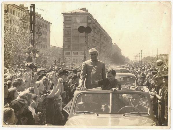 IndiaHistorypic's tweet photo. 1956 :: Mammoth  Crowd to Welcome PM Jawaharlal Nehru In Russia (U.S.S.R) https://t.co/E3HkVeijsz