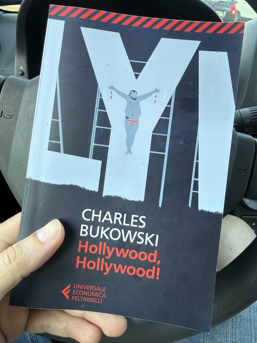 gigidimar's tweet photo. Integrarsi nel tessuto sociale americano hollywoodiano per uno scrittore che ha sempre dissacrato il “sogno americano” non è facile.

Ma con una bmw nera, una casa e una donna molto più giovane tutto è possibile, o quasi.

Filo conduttore vino e alcool… https://t.co/vQBYJaaIeu