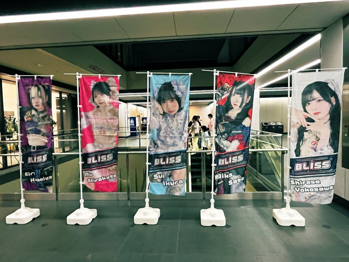 kunito331's tweet photo. 開演CD→壮大なストリングスからバスドラ頭打ちの王道で鳥肌(良い意味でB'◯かおもた)→予定調和の疾走感あるビート→追い討ちの尖ったシンセで昇天‼️玉座からの煽りはまことに姫の気品で一瞬で会場を支配したね￼￼ (声がしっかり出てて安心した)あとはもう無我夢中の時間。ALT有
#笠宮えいる #SPRISE https://t.co/xl1SsDaWWa