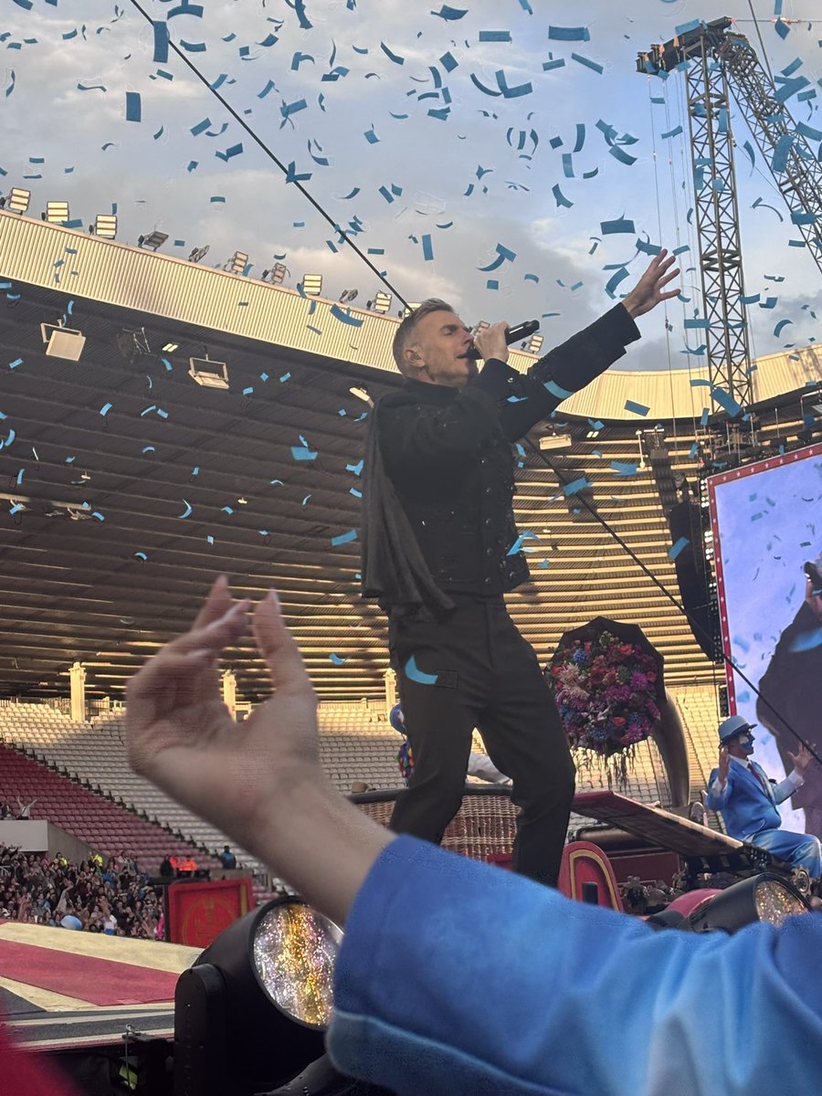 BarnesCutter21's tweet photo. Had a great time last night at stadium of light for take that’s the circus tour.

These are just some of my favourite photos from the night

@takethat @thescript @TheScript_Danny https://t.co/404p5C3slT