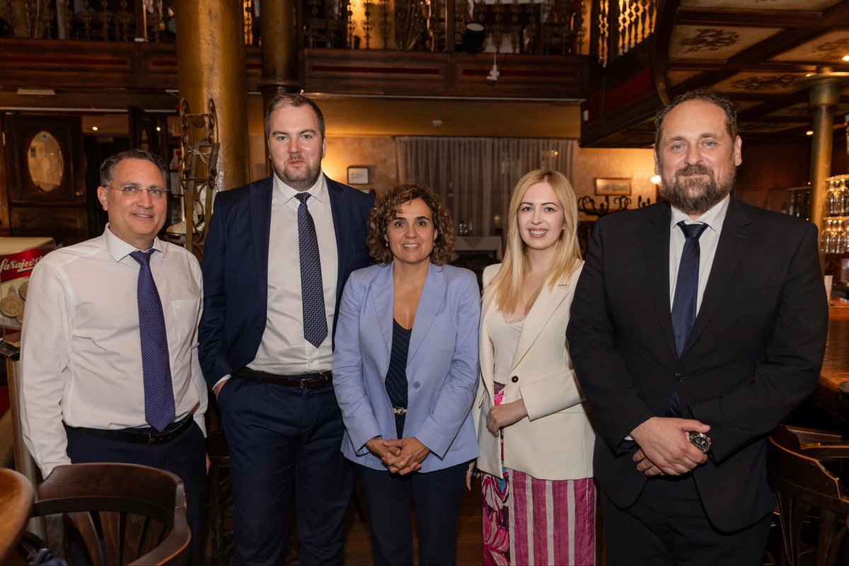 pokretevropasad's tweet photo. Delegacija Pokreta Evropa sad učestvovala je na EPP EU-Enlargement Study Visit & Conference u Sarajevu, jednom od najvažnijih skupova Evropske narodne partije posvećenih politici proširenja Evropske unije i budućnosti Zapadnog Balkana.

Pokret Evropa sad predstavljali su Gordan Stojović, poslanik i  međunarodni sekretar PES-a, Stevan Kandić, odbornik PES-a u Skupštini Glavnog grada i savjetnik potpredsjednika Skupštine Crne Gore, i Ana Dulović, savjetnica predsjednika Vlade Crne Gore za digitalne medije i koordinatorka media tima PES-a.

Konferencija je okupila brojne visoke zvaničnike iz regiona i Evropske unije, među kojima predsjednika Evropske narodne partije Manfreda Webera, predsjednika Vlade Hrvatske Andreja Plenkovića, generalnu sekretarku EPP-a Dolors Montserrat, kao i ministre, poslanike i predstavnike partija članica EPP porodice iz država Zapadnog Balkana.

Posebnu pažnju izazvao je panel na kojem je govorio predsjednik Vlade Crne Gore i lider Pokreta Evropa sad Milojko Spajić, uz prisustvo ministarke evropskih poslova Maide Gorčević i glavnog savjetnika predsjednika Vlade Branka Krvavca. Tokom razgovora istaknuta je važnost nastavka politike proširenja, jačanja regionalne saradnje i ubrzanja evropskog puta država Zapadnog Balkana.

Pokret Evropa sad nastavlja da gradi snažna partnerstva unutar Evropske narodne partije, uvjeren da je članstvo Crne Gore u Evropskoj uniji ostvariv cilj koji zahtijeva odgovornu politiku, konkretne rezultate i aktivno prisustvo na svim relevantnim evropskim adresama.