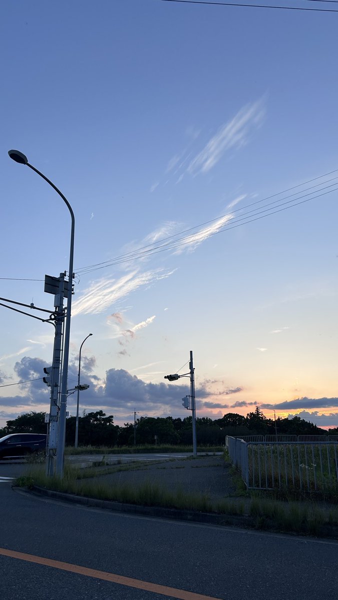 sisimaru_dragon's tweet photo. 今日はめずらしく、早い帰宅路🚗³₃
子どものお薬もらわなきゃいけなかったから😆

最近は19:30すぎても明るいですよね☀️

大きな天使の羽根のような雲が見れました〜 https://t.co/lr40CzMngw