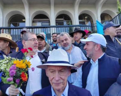 Arameo8532's tweet photo. @Edmondmulet 
La clase de vividor de la politica, el que critica , pero a la vez se revuelca con corruptos y ladrones  ….
Guatemala , tiene derecho de ya NO cargar , con momias apolilladas , que enferman el sistema politico en el pais . https://t.co/Azfd1MzcjX