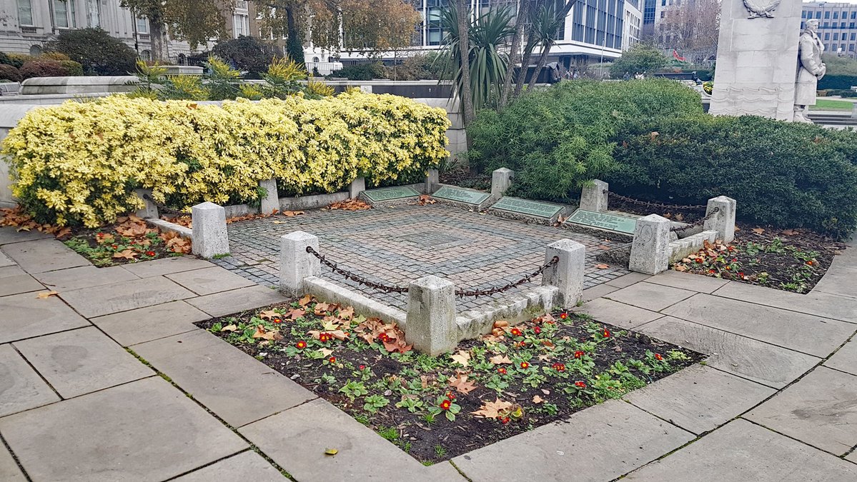 VinnieSull1van's tweet photo. 🪓:  The last person to be beheaded in England was Simon Fraser, 11th Lord Lovat, who was executed at Tower Hill in London on April 9, 1747, for his involvement in the Jacobite rising.

Tower Hill was not used for regular people, but prisoners of the upper classes. Also, those who'd committed major crimes. That's why historians estimate that approximately 125 people were executed on Tower Hill over a span of nearly 400 years. While somewhere like Tyburn is estimated to be 50,000 or more.

Believe it or not, beheading was a privilege mostly saved for nobles and the wealthy as many other forms of Execution were graphically torturous. From disembowelled to being burnt alive, you'd consider yourself lucky if you were faced with the axe (depending on the skill of executioner). 

Executioners were officially employed by the local sheriff or county gaol, but it was highly customary for the condemned person to pay them a tip. This payment, known as "greasing the palm," was a bribe given to encourage the headsman or hangman to perform a quick, clean, and painless death.

The pictures below show illustrations of the historic beheadings, myself, and a group on one of my @PubHistoryTours stood by the spot that marks (roughly) where the executions took place and the spot itself. ⏳️