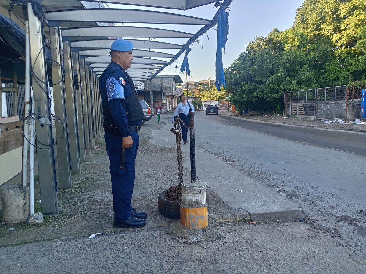 policiadepanama's tweet photo. Mantenemos el dispositivo de #ParadasSeguras en Calle 16 de El Chorrillo, Sinaí y Mano de Piedra, brindando seguridad a los ciudadanos que se dirigen a sus labores diarias y fortaleciendo el acercamiento directo con la comunidad. #DiosYPatria https://t.co/fJH9vjvneg