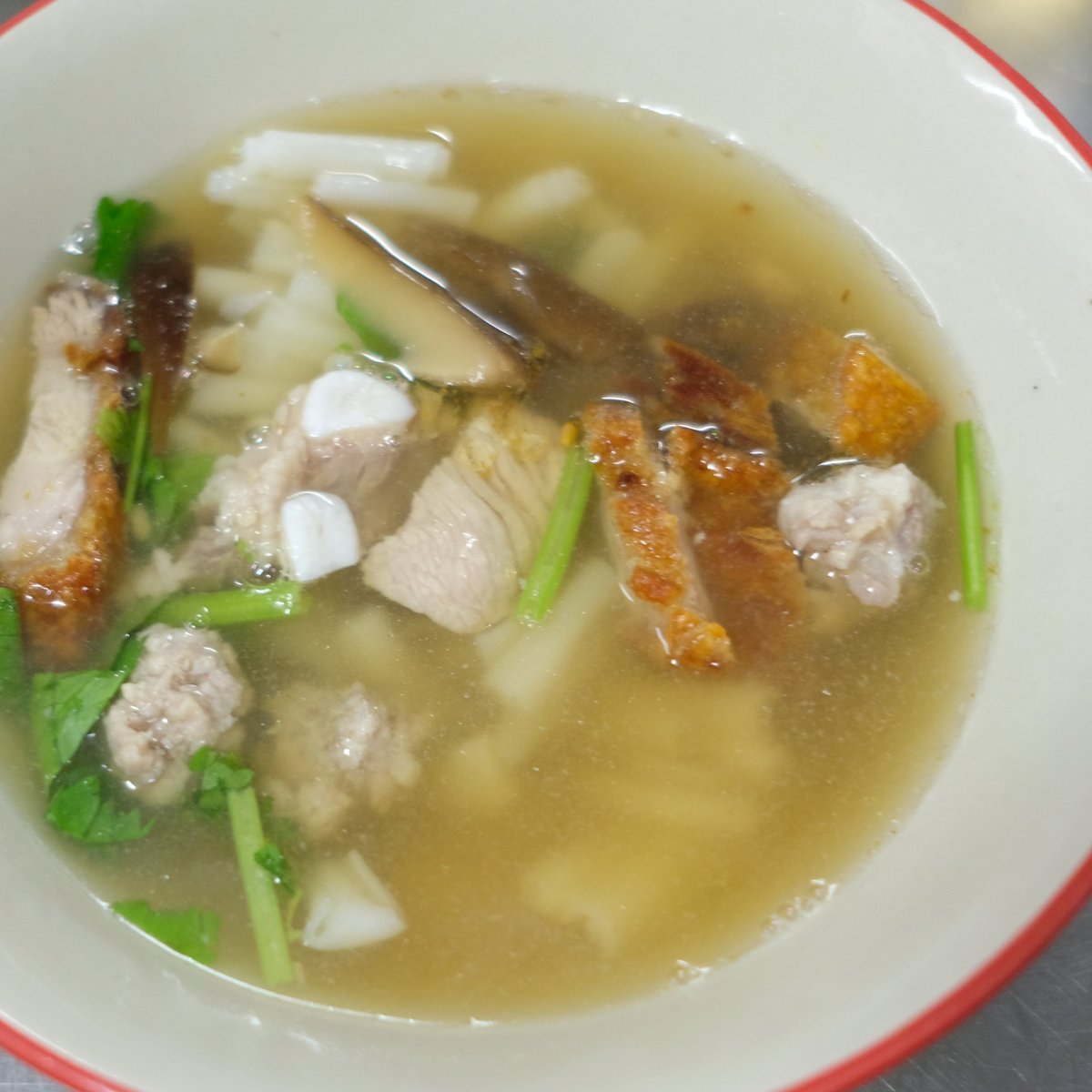 geegissss's tweet photo. วันก่อนกลับไปซ้ำอีกรอบ จิงๆร้านนี้ซิกเนเจอร์เป็นข้าวต้มแห้ง น้ำจิ้มซีฟู้ดคือแซ่บๆ อร่อยชอบมาก กับข้าวต้มหมูกรอบ ถ้าใครไปต้องซื้อหมูสะเต๊ะร้านข้างๆมาด้วยนะ เดียวเขามาเสริฟให้ 10 ไม้ 60 บาทเองอะ แต่อร่อยมากกกก
ไหนๆใครมีร้านข้าวต้มอร่อยๆมาแนะนำอีกบ้างมาแชร์หน่อย

#สงครามหิวด่วน #รีวิวเชียงใหม่