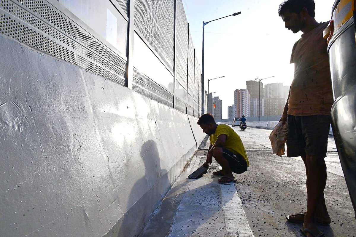 timesofindia's tweet photo. #Mumbai | Just four days after its inauguration, finishing work continued on the Mrinaltai Gore Flyover in Goregaon following directions from Mumbai Mayor Ritu Tawde to complete the remaining touches during a site visit.

 📸Uma Kadam/ TOI 
 
#Goregaon #MrinaltaiGoreFlyover #Infrastructure