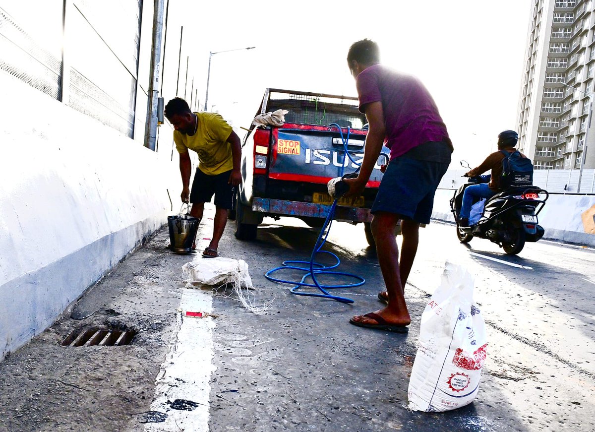 timesofindia's tweet photo. #Mumbai | Just four days after its inauguration, finishing work continued on the Mrinaltai Gore Flyover in Goregaon following directions from Mumbai Mayor Ritu Tawde to complete the remaining touches during a site visit.

 📸Uma Kadam/ TOI 
 
#Goregaon #MrinaltaiGoreFlyover #Infrastructure