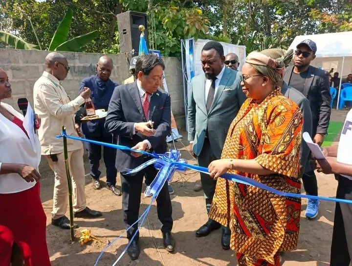 Drdash250's tweet photo. Le gouvernement de la République démocratique du Congo a reçu 5 millions de dollars pour construire une « boulangerie moderne ». Les fondateurs sont arrivés tout fiers pour assister à la naissance de cette gigantesque industrie boulangère à plusieurs millions! 😅😅😅 https://t.co/ThmXJbm2wW