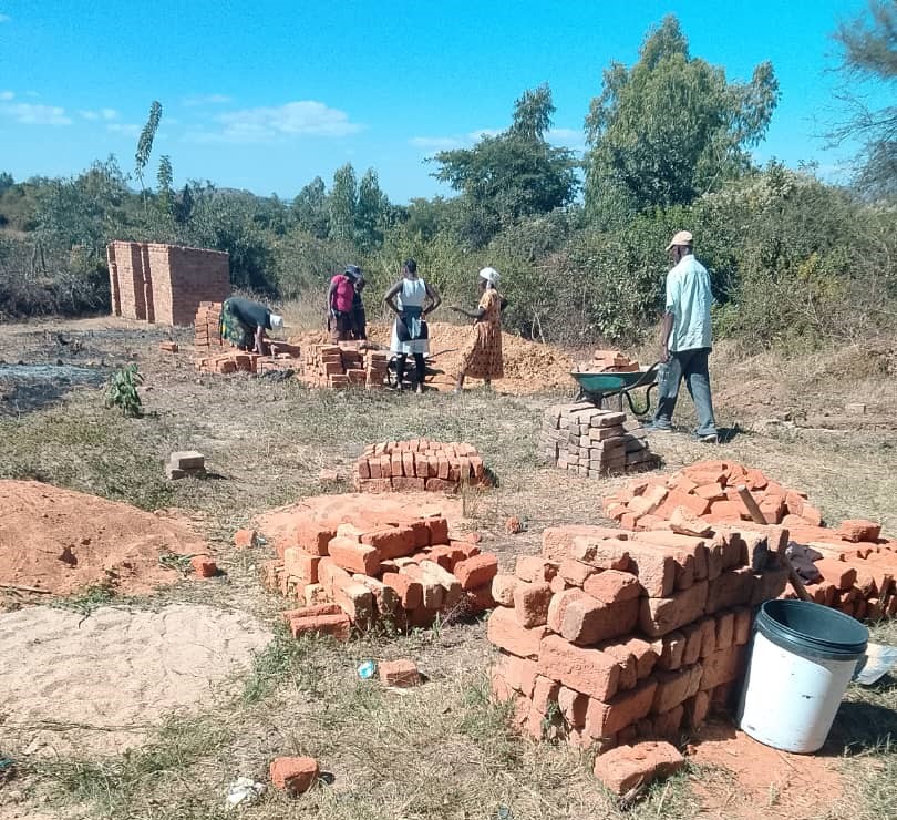 dapp_zimbabwe's tweet photo. With funding support from Otto per Mille of the Waldensian Church of Italy through @HUMANAITALIA , we are currently constructing double hole Blair Ventilated Improved Pit (BVIP) in four existing community gardens in Makoni District to improve access to Water, Sanitation &amp; Hygiene https://t.co/i88jrjgEVh