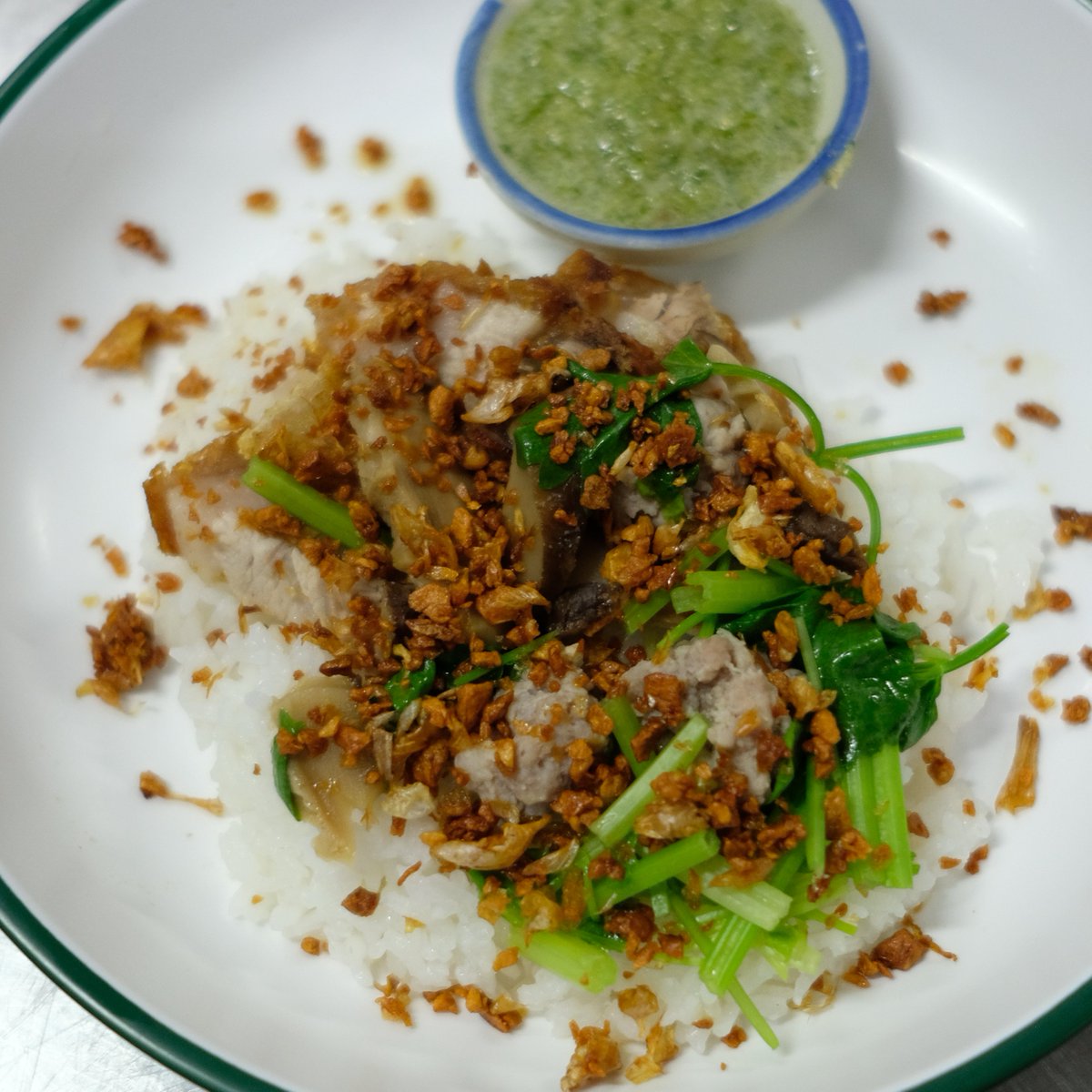 geegissss's tweet photo. วันก่อนกลับไปซ้ำอีกรอบ จิงๆร้านนี้ซิกเนเจอร์เป็นข้าวต้มแห้ง น้ำจิ้มซีฟู้ดคือแซ่บๆ อร่อยชอบมาก กับข้าวต้มหมูกรอบ ถ้าใครไปต้องซื้อหมูสะเต๊ะร้านข้างๆมาด้วยนะ เดียวเขามาเสริฟให้ 10 ไม้ 60 บาทเองอะ แต่อร่อยมากกกก
ไหนๆใครมีร้านข้าวต้มอร่อยๆมาแนะนำอีกบ้างมาแชร์หน่อย

#สงครามหิวด่วน #รีวิวเชียงใหม่