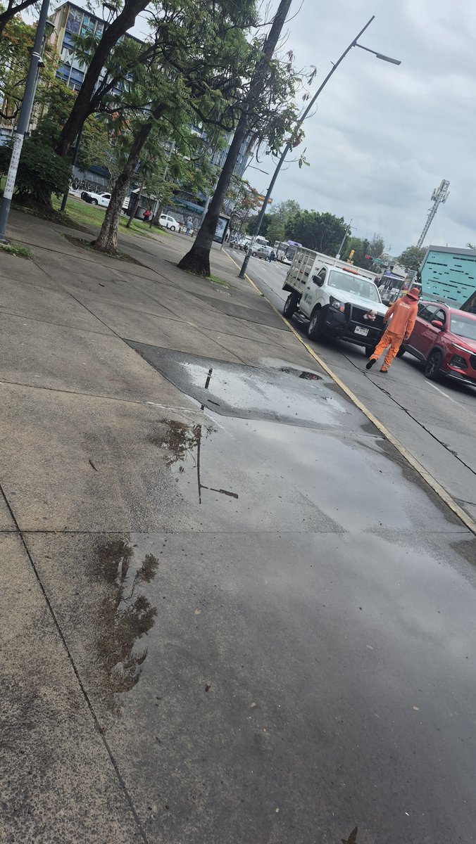 CarlosLua_'s tweet photo. El trafico en la zona del parque morelos sentido a Juarez es cortesía de los barrenderos que bloquean un carril a sus anchas! @Trafico_ZMG @GuadalajaraGob @JaliscoVial https://t.co/QNPbDQwk06