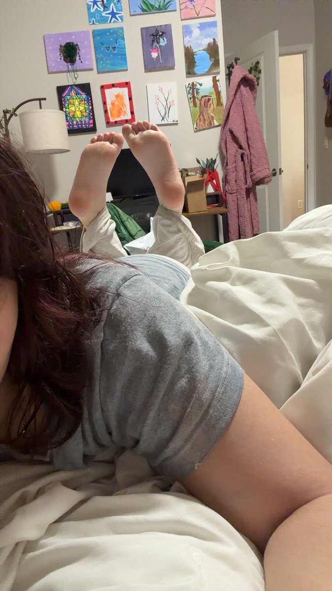 kittyxw4xx's tweet photo. i luv my new pinchers…oh look…feet #twt #feet https://t.co/4YO2QuoaJn