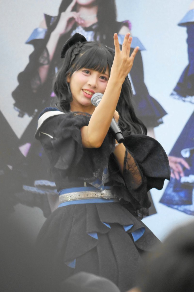 route727's tweet photo. 「指先まで伝わる想い。」 
ファンに届けるその仕草が、まっすぐで優しい。 
#藤崎未来 
#ラフラフ 
#ラフラフフリラ 
#ラフラフリラ https://t.co/LZDIo3yKel