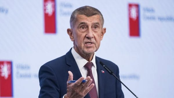 PetrHonzejk's tweet photo. "Můžeme samozřejmě připustit, že hodnota toho, co drtivá většina společnosti od veřejnoprávních médií  dostává, nestojí úplně každému za 205 korun měsíčně. A že „složenka“ na finanční ekvivalent tří půllitrů plzně vypitých v pražské hospodě může být pro někoho nepříjemně vysoká. Jenže to nemůže být vážně míněným argumentem pro převedení veřejnoprávních médií pod státní rozpočet. Ten se přece plní z daní občanů, ony Babišovy „složenky“ se v tomto případě jmenují daňové přiznání. Občané tudíž za veřejnoprávní média zaplatí, i když poplatky skončí.
Ve skutečnosti – a to je zvlášť důležité – ovšem zaplatí ještě víc. Část jejich daní totiž spolkne státní aparát coby mezičlánek, který v případě poplatků absentuje. Efektivita financování médií přes rozpočet je logicky významně nižší, než když média dostávají peníze přímo. Navíc stát už teď jede na dluh, takže si bude muset na financování veřejnoprávních médií půjčit další miliardy a platit z nich úrok. Ony „složenky“ pro občany tak nakonec budou podstatně tučnější než v dnešním systému."
(Celý text v prvním komentáři)
