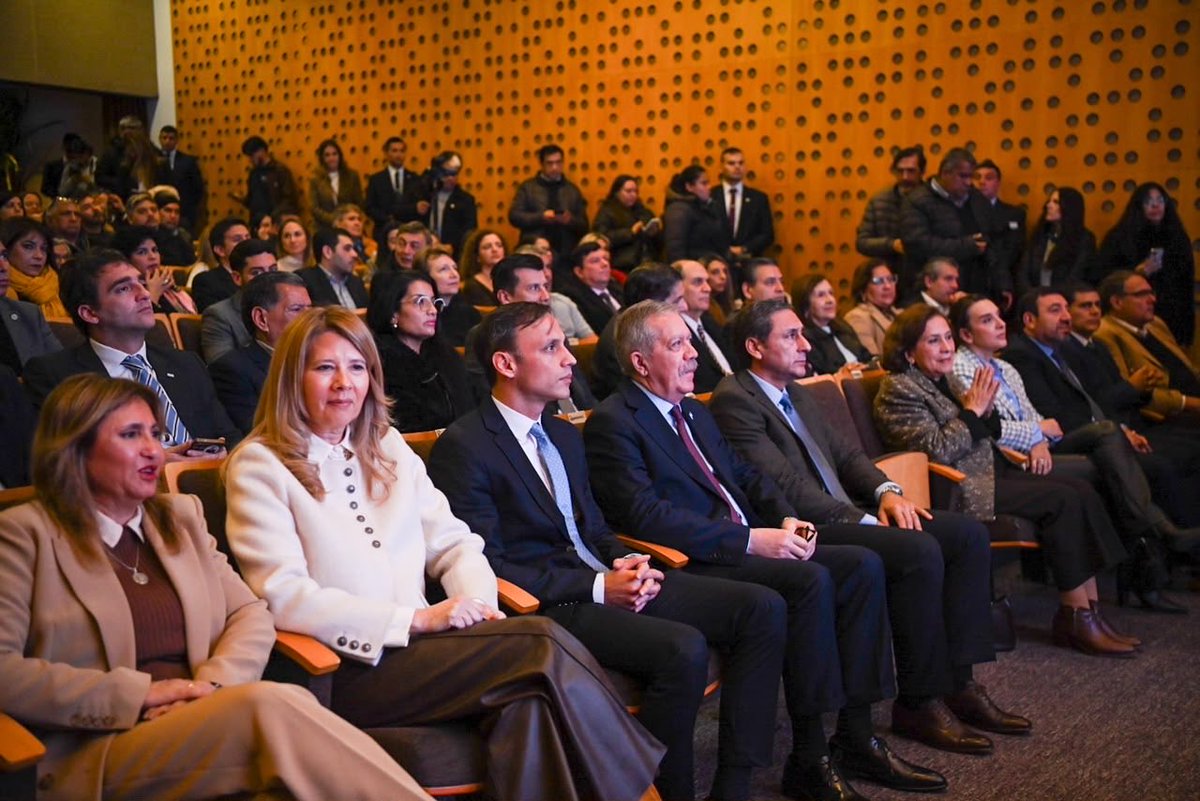 EliasSuarezSDE's tweet photo. Lanzamos ServicioSGO, para fortalecer el trabajo de cada santiagueño 

Hoy, desde el #CCB, realizamos el lanzamiento de esta herramienta digital que nace de una decisión estratégica de poner la tecnología al servicio de los santiagueños y del trabajo local.

Está diseñado específicamente para que nuestros trabajadores y trabajadoras puedan visibilizar sus oficios, conocimientos y experiencias. El objetivo de esta iniciativa es claro: facilitar el encuentro directo entre quienes ofrecen sus servicios y quienes necesitan resolver una demanda en sus hogares, comercios o emprendimientos.

Esta herramienta es el resultado de un trabajo articulado entre el CIIDSE,  el Ministerio de Justicia, el Ministerio de Educación y la Secretaría de Trabajo de nuestra provincia. Es una apuesta concreta por la innovación, entendiendo que la transformación digital no es un fin en sí mismo, sino el medio para generar nuevas oportunidades laborales y fortalecer nuestra economía provincial.

Ya pueden acceder de manera simple y ágil, y conocer más en:
🌐 https://t.co/fOnFpDDqfE

Seguimos trabajando, integrando 
tecnología y apostando siempre por el crecimiento y el trabajo de nuestra gente.