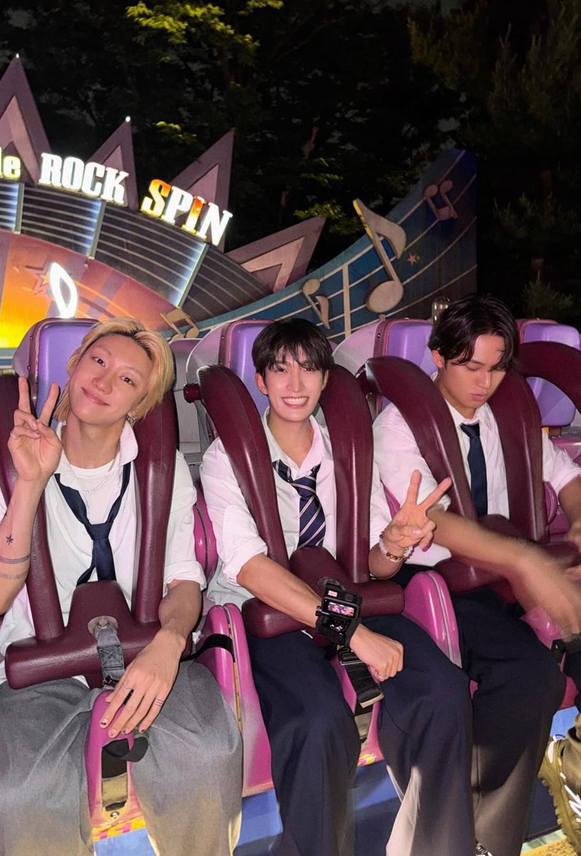 bbseokmin's tweet photo. they are so baby girl in this photo 🙂‍↔️ https://t.co/C4r9erYl0m