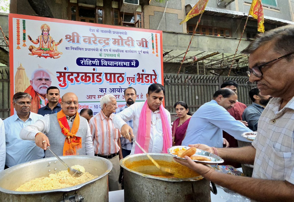 yogenderchando1's tweet photo. देश के यशस्वी प्रधानमंत्री आदरणीय श्री @narendramodi जी के निर्वाचित प्रधानमंत्री के रूप में सर्वाधिक कार्यकाल पूर्ण करने के उपलक्ष्य में बालाजी मंदिर प्रशांत विहार, रोहिणी में आयोजित सुंदरकांड पाठ एवं भंडारे के पावन कार्यक्रम में सम्मिलित होने का सौभाग्य प्राप्त हुआ।
इस अवसर पर भगवान श्रीराम एवं हनुमान जी के चरणों में राष्ट्र की उन्नति, समृद्धि एवं जनकल्याण की कामना की। 
कार्यक्रम में दिल्ली विधानसभा के माननीय स्पीकर श्री @Gupta_vijender जी, दिल्ली नगर निगम के माननीय महापौर श्री प्रवेश वाही जी सहित अनेक गणमान्य पदाधिकारियों एवं श्रद्धालुओं की गरिमामयी उपस्थिति रही।

#YogenderChandolia #NorthWestDelhi #MemberOfParliament 
@blsanthosh