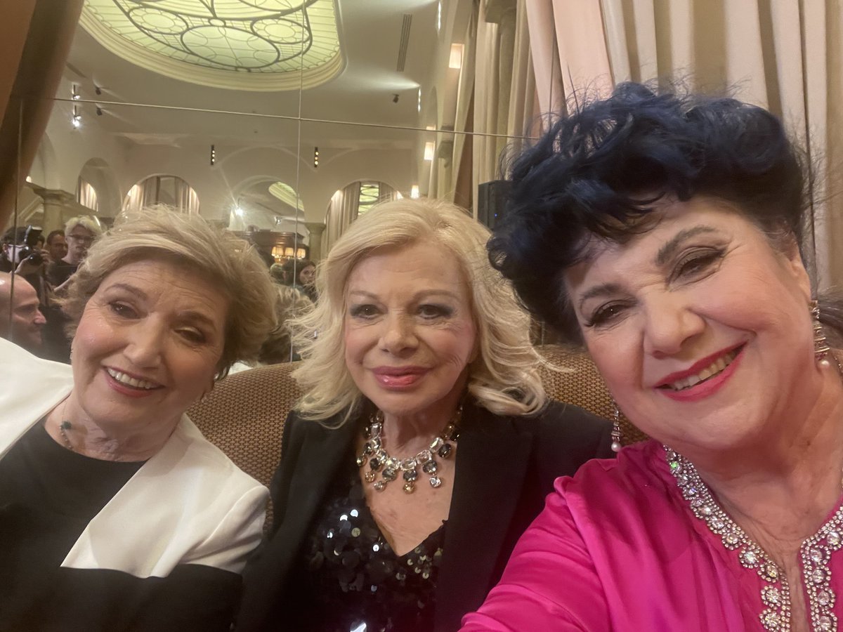 casalaurito's tweet photo. … mentre sfogliavo l’album .. Ciao Sandra non ti dimentico! https://t.co/p3HvYR2yO0