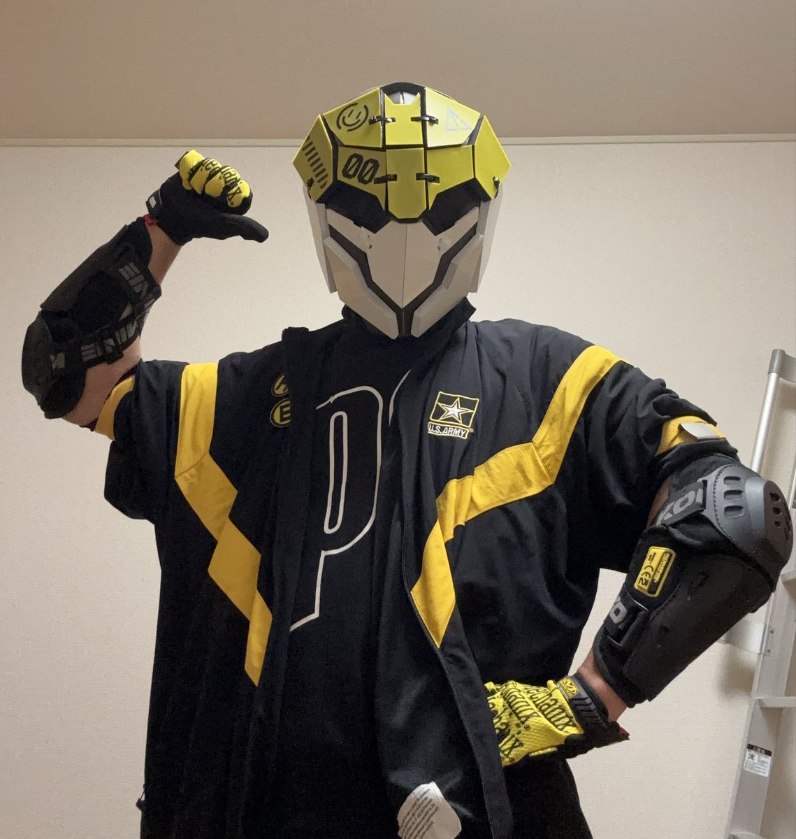 ebi_ebi_ebil's tweet photo. 黄色いマスクに合うアウターとかサバゲー用のグローブ買ったったゼ！
キャラ名思いついたらイベントとか出てぇけど中々良いのが思いつかん

#メカヘッド
#サイバーパンク
#cyberpunk https://t.co/YZS28dEGEJ