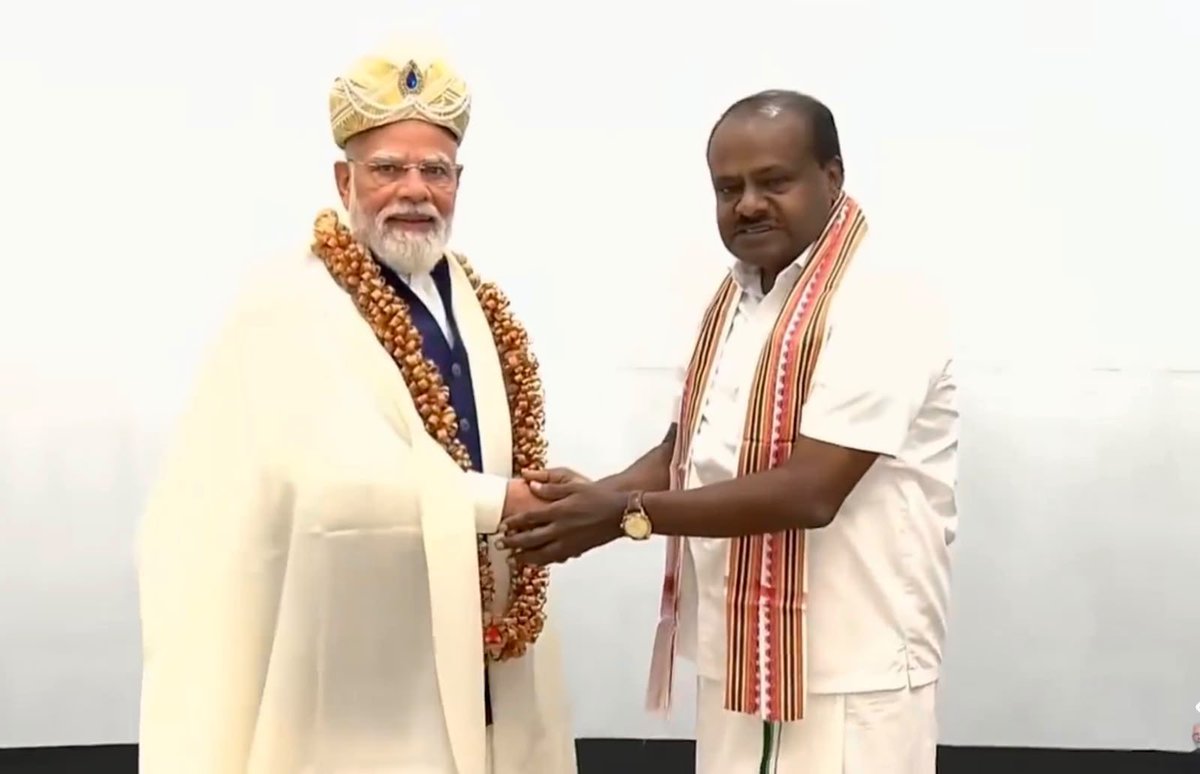 hd_kumaraswamy's tweet photo. 📍ನವದೆಹಲಿ

ರಾಷ್ಟ್ರದ ಗೌರವಾನ್ವಿತ ಪ್ರಧಾನಮಂತ್ರಿಗಳಾದ ಶ್ರೀ @narendramodi ಅವರ ಅಧ್ಯಕ್ಷತೆಯಲ್ಲಿ ನಡೆದ NDA ಸಮಾವೇಶದಲ್ಲಿ ಪಾಲ್ಗೊಳ್ಳಲಾಯಿತು.

ಈ ಸಂದರ್ಭದಲ್ಲಿ ರಾಷ್ಟ್ರ ಸೇವೆಯಲ್ಲಿ 12 ವರ್ಷಗಳನ್ನು ಪೂರ್ಣಗೊಳಿಸಿದ ಮತ್ತು ಭಾರತದ ಅತ್ಯಂತ ದೀರ್ಘಾವಧಿಯ ಚುನಾಯಿತ ಪ್ರಧಾನಿ ಆಗಿರುವ ಶ್ರೀ @narendramodi ಅವರಿಗೆ ನನ್ನ ಹೃತ್ಪೂರ್ವಕ ಅಭಿನಂದನೆಗಳನ್ನು ಸಲ್ಲಿಸಿದೆ.

ಕಳೆದ ಒಂದು ದಶಕದಲ್ಲಿ ಶ್ರೀ ಮೋದಿ ಅವರ ದೂರದೃಷ್ಟಿಯ ನಾಯಕತ್ವವು ಅಭೂತಪೂರ್ವ ಅಭಿವೃದ್ಧಿ, ಉತ್ತಮ ಆಡಳಿತ, ಸಾಮಾಜಿಕ ಸಬಲೀಕರಣ ಮತ್ತು ರಾಷ್ಟ್ರೀಯ ಪುನರುಜ್ಜೀವನದ ಯುಗಕ್ಕೆ ನಾಂದಿ ಹಾಡಿದೆ.

ಮೂಲಸೌಕರ್ಯ, ಡಿಜಿಟಲ್ ರೂಪಾಂತರ, ಕಲ್ಯಾಣ ಕಾರ್ಯಕ್ರಮಗಳು, ಉತ್ಪಾದನೆ, ಆರೋಗ್ಯ, ರಕ್ಷಣೆ ಮತ್ತು ಜಾಗತಿಕ ಒಪ್ಪಂದಗಳು ಸೇರಿದಂತೆ ಹಿಂದೆಂದೂ ಸಾಧಿಸಲಾದ ಗಮನಾರ್ಹ ಪ್ರಗತಿಯು ರಾಷ್ಟ್ರದ ಸೇವೆಗೆ ಅವರ ಅಚಲ ಬದ್ಧತೆಗೆ ಸಾಕ್ಷಿಯಾಗಿದೆ.

NDA ವಿಕಸಿತ ಭಾರತದ ದೃಷ್ಟಿಕೋನಕ್ಕೆ ಮತ್ತು ಪ್ರಧಾನಿ ಮೋದಿ ಅವರ ಸಮರ್ಥ ನಾಯಕತ್ವದಲ್ಲಿ 140 ಕೋಟಿ ಭಾರತೀಯರ ಆಕಾಂಕ್ಷೆಗಳನ್ನು ಮುನ್ನಡೆಸಲು ದೃಢವಾಗಿ ಬದ್ಧವಾಗಿದೆ.

#LongestServingElectedPMModi #NDA