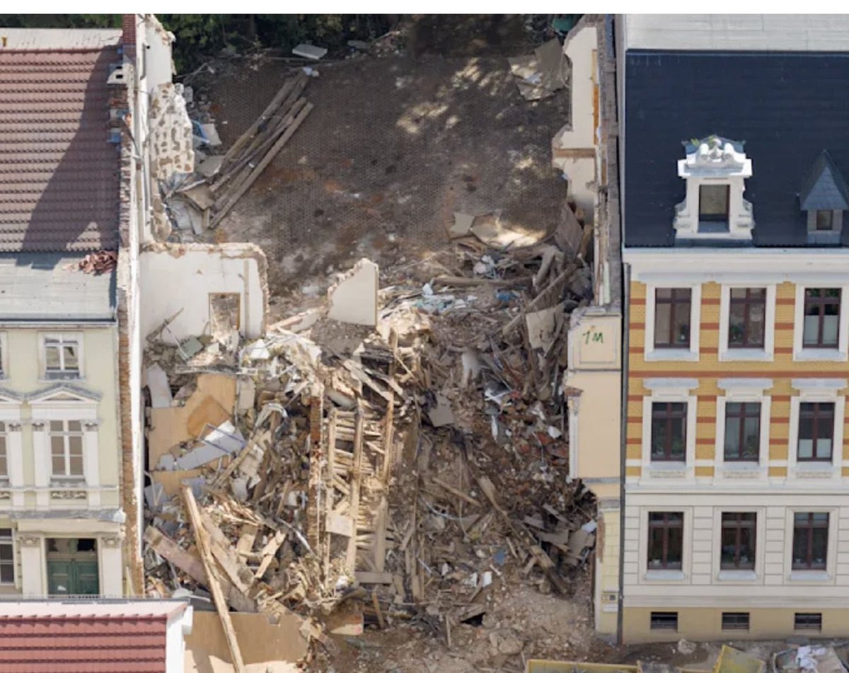 tim_roeh's tweet photo. Hochbrisant: am 18. Mai flog in Görlitz ein Haus vollständig in die Luft! 3 Menschen tot! Später stellte sich heraus: ES WAR KEIN UNFALL! 
Ein Pole und ein Afghane haben ein Stück eines Gas-Rohrs geklaut und das war die Ursache für die Explosion! https://t.co/aftwjWpxEm