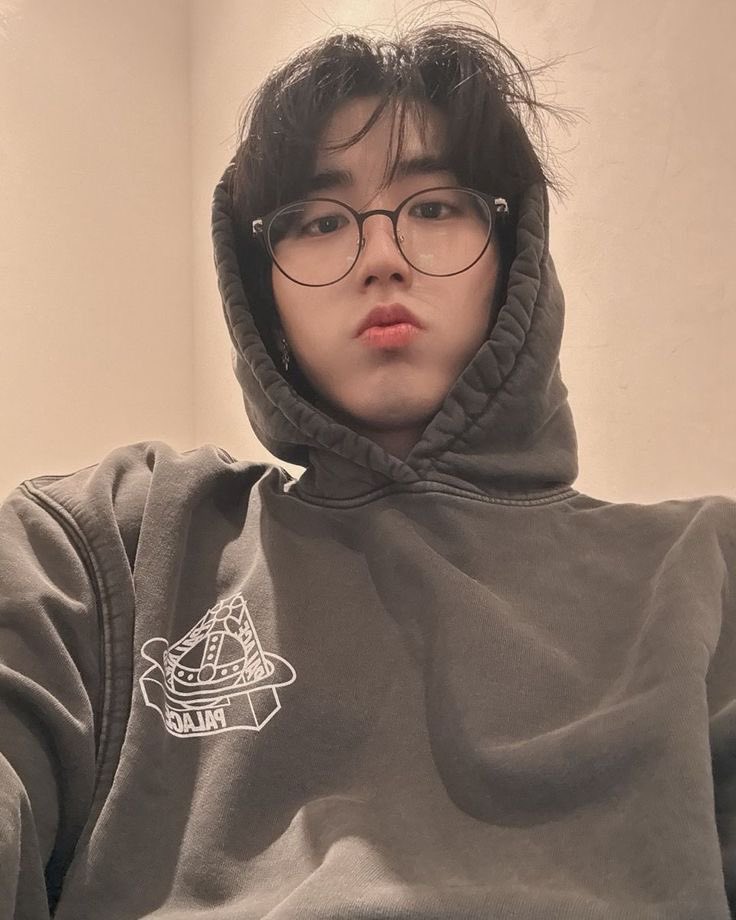 leesabew's tweet photo. #minsung #Au 

Minho sabia que se apaixonar pelo colega de quarto era uma péssima ideia.

Ainda mais quando Han Jisung era bonito, divertido e aparentemente hetero.

Só não esperava receber uma mensagem dele pedindo um beijo. https://t.co/Uw9XGrJwzd