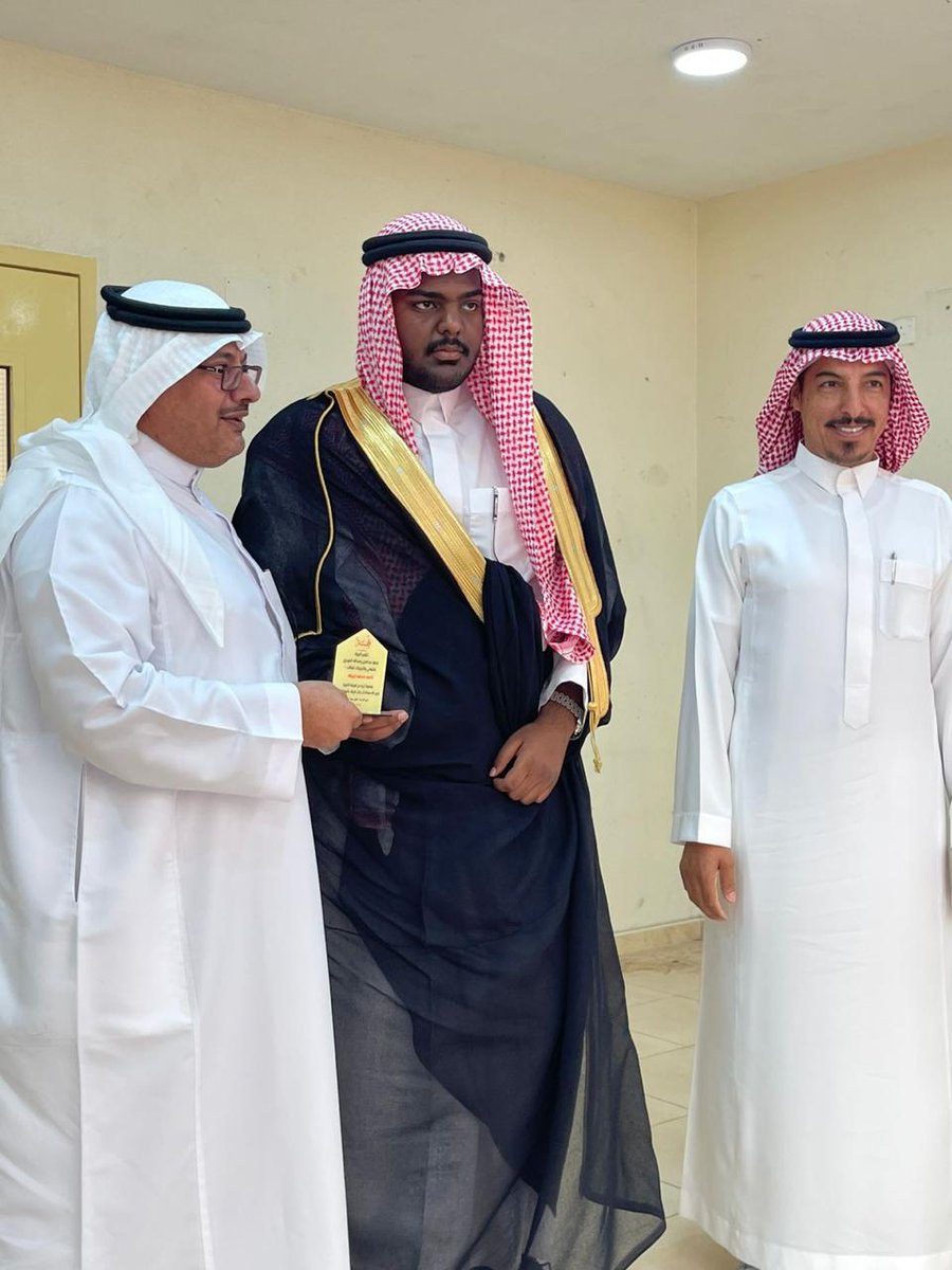 MuhammadZabila's tweet photo. الحمدلله تعالى صورة  من حفل 
تكريم ابني الكبير. 
احمد  محمد زبيلة مع مدير   مدرسة مجمع التويجري القسم الثانوي 
شكرا من كل القلب لمجمع التويجري 
بالمجمعة الصرح التعليمي الشامخ https://t.co/JzphqHmENf