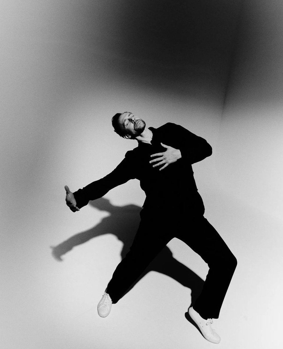 angelxbrina's tweet photo. Tom hiddleston teaching us how to ballet 🩰 (wtf is that pose😭✨) https://t.co/mj1CsQguuN