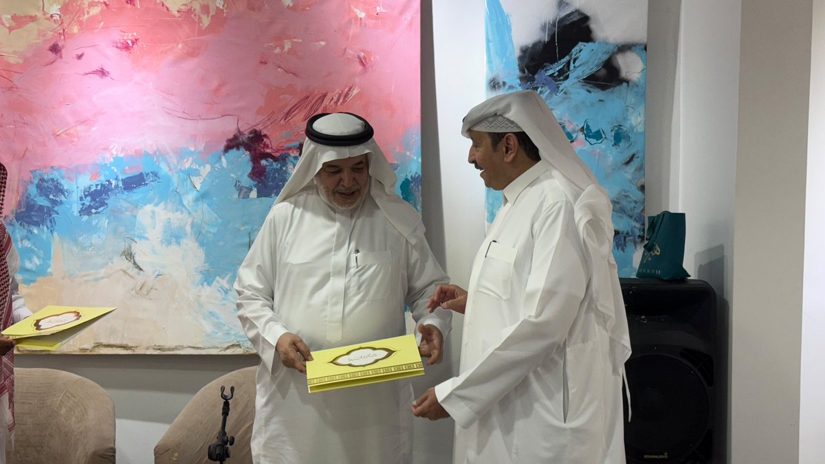 SASCA_TIF's tweet photo. ضمن فعاليات
#الشريك_الأدبي المقامة بـ #جمعية_الثقافة_والفنون
بحضور نخبة من المثقفين والاكاديميين والمهتمين
عُقد لقاء
وهج #الطائف وحنين لايشيخ
الضيف @dr_f_allahaidan المحاور @alkhalidmail
من خلال رحلة ثقافية
التقى المكان بذاكرته وشخوص ساكنيه في ملامح المدينة،تاريخها،أثرها الباقي. https://t.co/VUmiN6XzNp