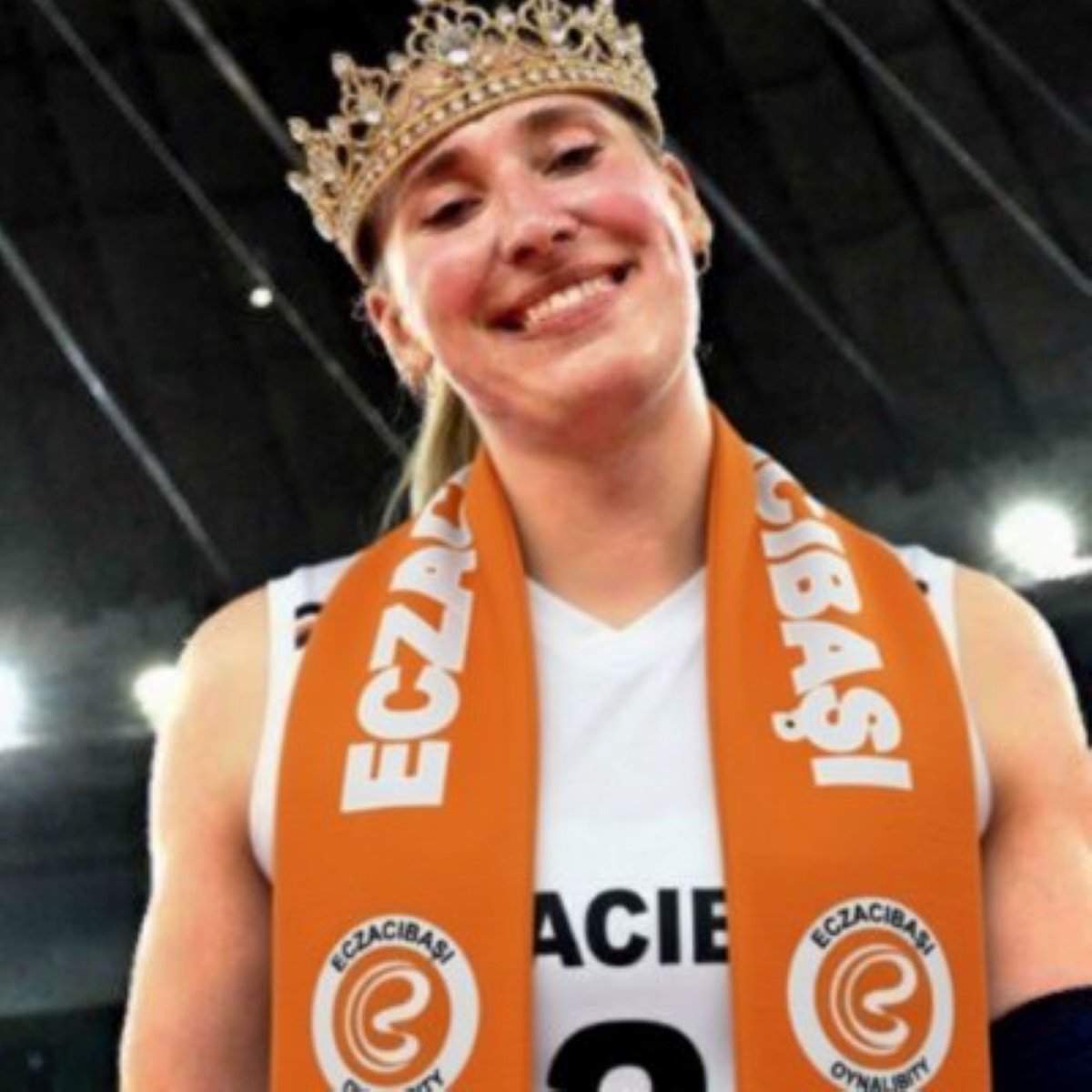 ShnKc37's tweet photo. @EczacibasiSK Aşkımın ilacı, yüreğimin kraliçesi Tica çivisini sök at gari https://t.co/kXdk5q1hUn
