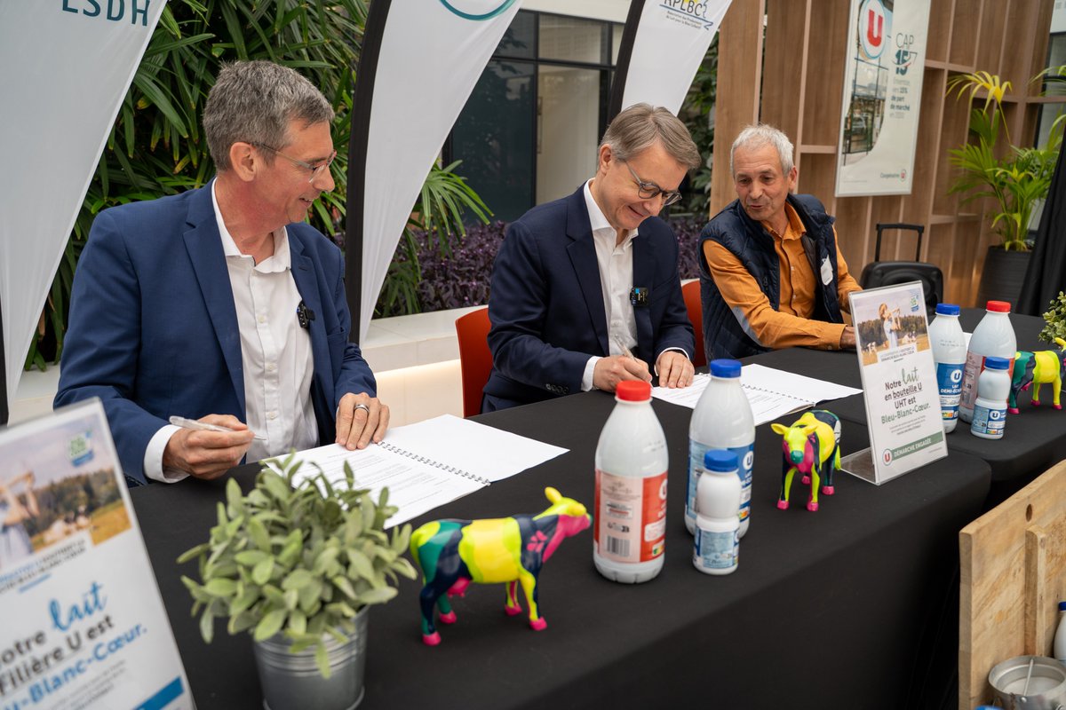 schelcher's tweet photo. C'est un magnifique 10ème anniversaire que nous avons fêté cette semaine à notre siège de Rungis : celui de notre partenariat tripartite pionnier pour notre filière Lait U @BleuBlancCoeur avec le @groupeLSDH  et l’APLBC - Association des Producteurs de Lait Pour le Bien Collectif.

" @CooperativeU a fait le choix d’être un bâtisseur avec la filière laitière française." Ces mots de Bruno Cordier, Vice-président de l'APLBC, qui nourrissait encore ses vaches juste avant de nous rejoindre, résument parfaitement notre philosophie.

Casser les barrières entre producteurs, industriels et distributeurs est une nécessité. Parce que le temps agricole est long, il exige des feuilles de route co-construites pour avancer durablement et redonner du sens à nos métiers.

Je suis convaincu que les contrats tripartites sont un modèle d'avenir. Celui-ci repose sur des partenaires d'exception, présents pour fêter l'événement :
- LSDH : comme l'a rappelé Emmanuel Vasseneix, la transition ne se fera que si les producteurs vivent dignement. Avec 600 millions d'euros investis en 6 ans, LSDH est un maillon industriel essentiel pour préserver nos PME et notre souveraineté alimentaire.
- Bleu-Blanc-Cœur : 25 ans de partenariat ! Aujourd'hui, ce sont 350 références U qui allient santé et environnement, une démarche à haute valeur nutritionnelle récemment reconnue par l'Assemblée nationale.
- @BiolaitOP : Philippe Marquet a souligné que Biolait fête ses 30 ans, dont la moitié en contrat tripartite avec U ! Depuis ce premier congrès d'éleveurs bio il y a 15 ans où U était la seule enseigne présente, notre soutien n'a jamais failli.

Avec plus de 130 contrats tripartites à ce jour, les Filières U sont au cœur de notre modèle chez Coopérative U. Nous sommes très fiers de ces partenariats !

PS : merci pour le joli clin d'œil, la Goldo-vache trône fièrement derrière mon bureau !