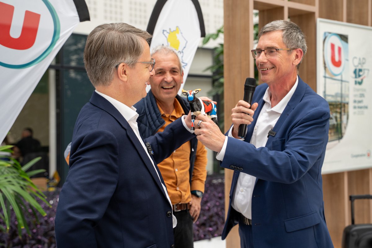 schelcher's tweet photo. C'est un magnifique 10ème anniversaire que nous avons fêté cette semaine à notre siège de Rungis : celui de notre partenariat tripartite pionnier pour notre filière Lait U @BleuBlancCoeur avec le @groupeLSDH  et l’APLBC - Association des Producteurs de Lait Pour le Bien Collectif.

" @CooperativeU a fait le choix d’être un bâtisseur avec la filière laitière française." Ces mots de Bruno Cordier, Vice-président de l'APLBC, qui nourrissait encore ses vaches juste avant de nous rejoindre, résument parfaitement notre philosophie.

Casser les barrières entre producteurs, industriels et distributeurs est une nécessité. Parce que le temps agricole est long, il exige des feuilles de route co-construites pour avancer durablement et redonner du sens à nos métiers.

Je suis convaincu que les contrats tripartites sont un modèle d'avenir. Celui-ci repose sur des partenaires d'exception, présents pour fêter l'événement :
- LSDH : comme l'a rappelé Emmanuel Vasseneix, la transition ne se fera que si les producteurs vivent dignement. Avec 600 millions d'euros investis en 6 ans, LSDH est un maillon industriel essentiel pour préserver nos PME et notre souveraineté alimentaire.
- Bleu-Blanc-Cœur : 25 ans de partenariat ! Aujourd'hui, ce sont 350 références U qui allient santé et environnement, une démarche à haute valeur nutritionnelle récemment reconnue par l'Assemblée nationale.
- @BiolaitOP : Philippe Marquet a souligné que Biolait fête ses 30 ans, dont la moitié en contrat tripartite avec U ! Depuis ce premier congrès d'éleveurs bio il y a 15 ans où U était la seule enseigne présente, notre soutien n'a jamais failli.

Avec plus de 130 contrats tripartites à ce jour, les Filières U sont au cœur de notre modèle chez Coopérative U. Nous sommes très fiers de ces partenariats !

PS : merci pour le joli clin d'œil, la Goldo-vache trône fièrement derrière mon bureau !